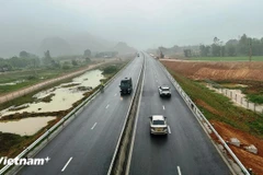 Vehículos circulando en la autopista Mai Son-Carretera Nacional 45. (Foto: Vietnam+) 