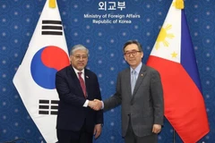 El ministro de Asuntos Exteriores de Corea del Sur, Cho Tae-yul (derecha), estrecha la mano de su homólogo de Filipinas, Enrique Manalo, antes de sus conversaciones en Seúl el 7 de agosto. (Foto: Yonhap)