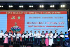 El editor en jefe del periódico electrónico VietnamPlus, Tran Tien Duan, (tercer desde la derecha) recibe un certificado dedicado a la unidad con excelente transformación digital. (Fuente: VNA)