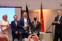 El embajador vietnamita en Bélgica, Nguyen Van Thao, entrega copa al ganador. (Fuente: VNA)