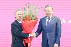 El secretario general del Partido Comunista de Vietnam (PCV), To Lam, felicita a Tran Quoc Vuong, exmiembro del Buró Político y exintegrante permanente del Secretariado del Comité Central del Partido. (Fuente: VNA)