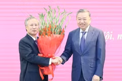 El secretario general del Partido Comunista de Vietnam (PCV), To Lam, felicita a Tran Quoc Vuong, exmiembro del Buró Político y exintegrante permanente del Secretariado del Comité Central del Partido. (Fuente: VNA)