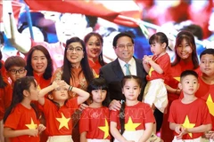 El primer ministro de Vietnam, Pham Minh Chinh, y su esposa se reúne con la comunidad vietnamita en los Emiratos Árabes Unidos. (Fuente: VNA)