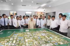 El secretario general del Partido Comunista de Vietnam Nguyen Phu Trong visita el Parque Industrial Vietnam-Singapur I (VSIP I) en la provincia de Binh Duong, el 13 de abril de 2013. (Foto: VNA)