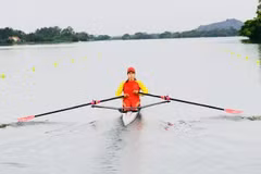 Pham Thi Hue compite en los cuartos de final de la prueba de remo individual femenino de los Juegos Olímpicos de París 2024. (Fuente: VNA)