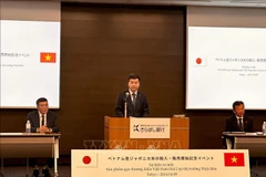El encargado de negocios de la embajada de Hanoi en Tokio, Nguyen Duc Minh, habla en el evento. (Fuente: VNA)