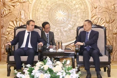 El jefe de la Comisión de Relaciones Exteriores del Comité Central del Partido Comunista de Vietnam, Le Hoai Trung, recibe al ministro de Fuerzas Armadas de Francia, Sébastien Lecornu. (Fuente: VNA)