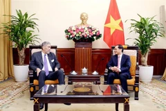 El ministro de Relaciones Exteriores de Vietnam, Bui Thanh Son, recibe a Miguel Mejia, secretario general del Movimiento Izquierda Unida (MIU) y ministro para Políticas de Integración Regional de República Dominicana. (Fuente: VNA)