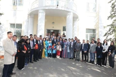 El secretario general del Partido Comunista y presidente de Vietnam, To Lam, toma fotografía con la comunidad vietnamita en Mongolia. (Fuente: VNA)