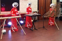 Ao dai: vietnamitas siguen la moda pero mantienen las raíces