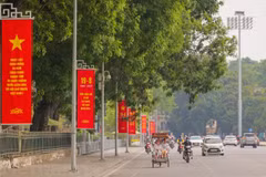 Calles de Hanoi decoradas en conmemoración de Revolución de Agosto