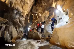Expertos de la Red Global de Geoparques de la UNESCO visitan la cueva Keng Tao en la comuna de Chien Thang, distrito de Bac Son, provincia de Lang Son. (Foto: VNA)