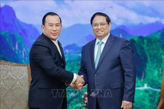 El primer ministro de Vietnam, Pham Minh Chinh (derecha), recibe al ministro de Inspección de Camboya, Huot Hak. (Foto: VNA)