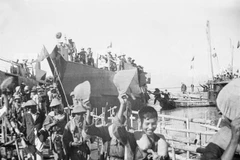Los habitantes del Norte reciben a funcionarios, soldados y residentes del Sur en el muelle Sam Son, en la provincia central de Thanh Hoa, según el Acuerdo de Ginebra, el 25 de septiembre de 1954. (Foto: Archivo de VNA)