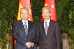El secretario general del Partido Comunista y presidente de Vietnam, To Lam (izquierda), y el presidente del Comité Permanente de la Asamblea Popular Nacional de China, Zhao Leji. (Foto: VNA)
