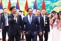 El primer ministro de Vietnam, Pham Minh Chinh (derecha), recibe al secretario general del Partido Popular Revolucionario y presidente de Laos, Thongloun Sisoulith. (Foto: VNA)