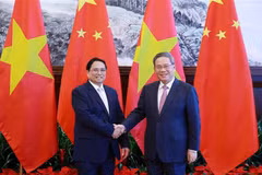 El primer ministro de Vietnam, Pham Minh Chinh (izquierda), y su homólogo chino, Li Qiang. (Foto: VNA) 