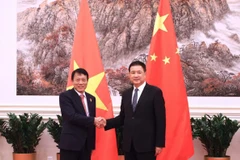 El coronel general Luong Tam Quang (izquierda), miembro del Comité Central del PCV y ministro de Seguridad Pública de Vietnam, y el consejero de Estado y ministro de Seguridad Pública de China, Wang Xiaohong (Foto: cand.com.vn)