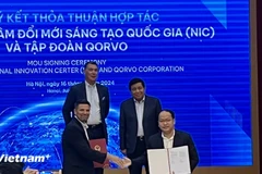 Intercambio del memorando de entendimiento de cooperación entre el NIC y Qorvo. (Foto: Vietnam+)
