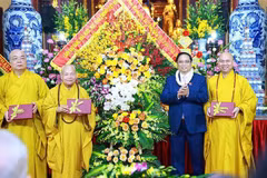 El primer ministro de Vietnam, Pham Minh Chinh, felicita a los dignatarios, monjes y seguidores del budismo por el Día de Vesak. (Foto: VNA)