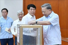 El secretario general del Partido Comunista y presidente de Vietnam, To Lam, y otros funcionarios recaudan fondos para ayudar a las víctimas de la tormenta. (Foto: VNA)