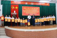 La vicepresidenta Vo Thi Anh Xuan entrega obsequios a los niños en el centro de trabajo social y protección infantil en Ba Ria-Vung Tau. (Foto: VNA)