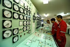 Expertos rusos y vietnamitas en la sala de control del barco petrolero Vietsovpetro - 01 (Foto: VNA)