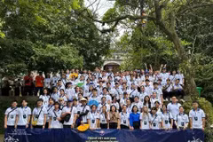 La delegación de jóvenes en la reliquia histórica del Templo Hung. (Foto: VNA)