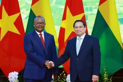 El primer ministro de Vietnam, Pham Minh Chinh (derecha), recibe al presidente de Guinea-Bissau, Umaro Sissoco Embaló. (Foto: VNA)