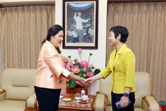 La directora general de la VNA, Vu Viet Trang (derecha), recibe a su similar del PRD, Sudruetai Lertkasem. (Foto: VNA)