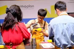 Un vietnamita participa en el concurso internacional de arte del latte. (Fuente: https://baoquocte.vn/)
