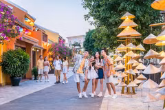 Turistas en Hoi An (Foto: sggp.org.vn)