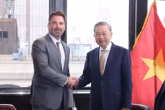 El secretario general del Partido Comunista y presidente de Vietnam, To Lam (derecha), recibe a Nick Ammann, vicepresidente de Apple. (Foto: VNA)