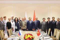 El presidente de la Asamblea Nacional de Vietnam, Tran Thanh Man, y representantes de la Asociación de Amistad Rusia-Vietnam y de la Asociación de Veteranos rusos que participaron en la guerra pasada en Vietnam. (Foto: VNA)