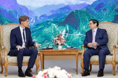 El primer ministro de Vietnam, Pham Minh Chinh (derecha), recibe a Robert Maersk Uggla, presidente de APM Holding. (Foto: VNA)