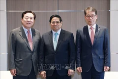 El primer ministro de Vietnam, Pham Minh Chinh (centro); el presidente de la Federación surcoreana de empresas medianas y pequeñas (KBIZ), Kim Ki-moon (izquierda), y el presidente y director ejecutivo del Banco Industrial de Corea del Sur (IBK), Kim Sung-tae. (Foto: VNA)