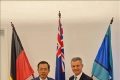 El embajador de Vietnam en Australia, Pham Hung Tam (izquierda), y Matt Thistlethwaite, miembro de la Cámara de Representantes y ministro adjunto de Inmigración del país oceánico. (Foto: VNA)