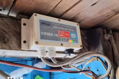Dispositivo de monitoreo de navegación instalado en el barco de un pescador. (Foto: VNA)