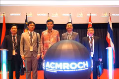 El embajador de Vietnam en Malasia, Dinh Ngoc Linh (segundo desde la derecha) y el viceministro de Construcción Bui Xuan Dung (centro), en el evento (Foto: VNA)