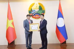 El embajador de Vietnam en Laos, Nguyen Ba Hung (izquierda), recibe la Orden de la Libertad (Issara) de Tercera Clase de Laos. (Foto: VNA)
