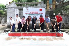 En la ceremonia de inauguración de hoy para la construcción de una nueva cocina semi-internada en la escuela primaria Kim Dong en la provincia de Lang Son. (Foto: VNA)