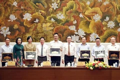 El presidente de la Asamblea Nacional, Tran Thanh Man, ofrece recuerdos a los jefes de los medios de comunicación durante la reunión. (Foto: VNA)