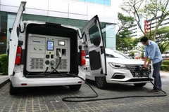 Un conductor utiliza el servicio de carga móvil para su coche eléctrico. (Foto: straitstimes.com)