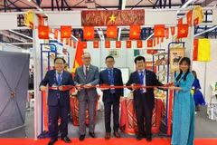El embajador Tran Quoc Khanh (centro) y el consejero comercial Hoang Duc Nhuan (izquierda) cortaron la cinta para inaugurar el pabellón de Vietnam en la feria. (Foto: VNA)