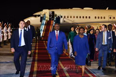 Ceremonia de bienvenida al presidente de la República de Guinea-Bissau, Umaro Sissoco Embaló, y su esposa, en el aeropuerto de Noi Bai. (Foto: VNA)