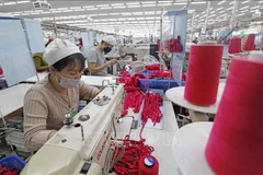 Producción en SCAVI Hue, una empresa textil con inversión francesa en el parque industrial Phong Dien, distrito de Phong Dien, provincia central de Thua Thien-Hue. (Foto: VNA)