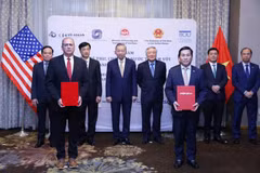 Dinh Viet Phuong, director ejecutivo de Vietjet (primera fila, a la derecha) y Joseph Vitulli, representante de Honeywell Aerospace Technologies (primera fila, a la izquierda) intercambian un acuerdo de cooperación en presencia del secretario general del Partido Comunista y presidente To Lam durante su viaje a los Estados Unidos. (Fuente: Vietjet)