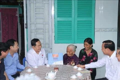 El presidente de la Asamblea Nacional, Tran Thanh Man, visita a la heroica madre vietnamita Tran Thi Hai en el distrito de Cai Rang, ciudad de Can Tho, con motivo del 77º aniversario del Día de los Inválidos y Mártires de la Guerra (27 de julio de 1947). (Foto: VNA)
