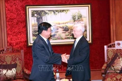 El secretario general del Comité Central del Partido Popular Revolucionario de Laos (PPRL) y presidente del país, Thongloun Sisoulith, (izq.) y el expresidente vietnamita Nguyen Minh Triet. (Foto: VNA)