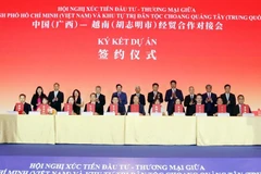 Empresas y unidades vietnamitas y de Guangxi firman 14 acuerdos de cooperación. (Foto: VNA)